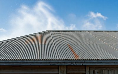 Techos y vientos costeros: ¿Cómo reforzar tu cubierta?